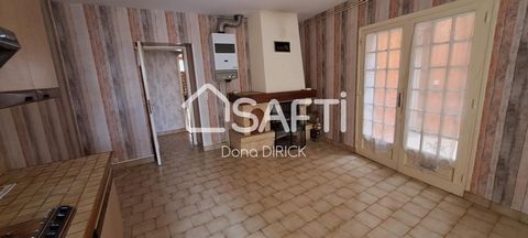 Located in the valley of the castles of the Loire, in Chinon in the heart of the city. Old house offering a bright living room, a large kitchen with insert fireplace to heat the entire house. Pantry with water supply, laundry room, room with sink. In...