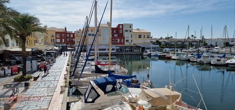 Exklusiv! Herault (34) zu verkaufen in Cap d'Agde am Quai St Martin im 1. Stock einer beliebten Residenz, Wohnung bestehend aus einem hellen Wohnzimmer, einer Terrasse mit herrlichem Blick auf den Hafen, den Kai und die Boote, u. a Offenes Schlafzimm...