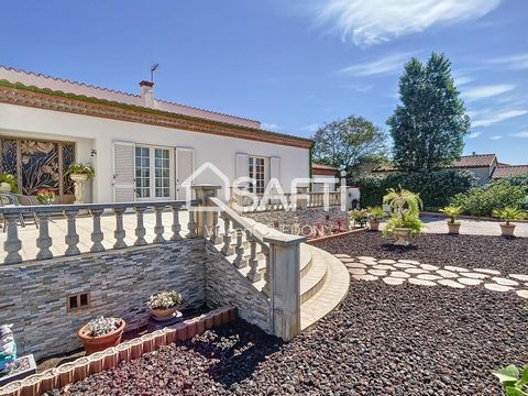 Cette grande maison en 4 faces est idéalement située à Pia (66380), à proximité de l'hôpital en direction de Perpignan. Elle offre un accès rapide à la mer, au péage et à l'aéroport en 10 minutes. Sur une parcelle d'environ 900 m², cette maison de pl...