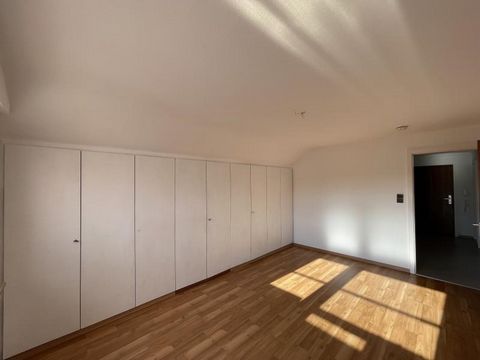 For sale is a beautiful 3 room apartment with a large balcony in Esslingen. A warm atmosphere can be felt immediately when you enter this apartment. It is located in an apartment building with 10 other parties on the 3rd floor of a total of 3 floors....