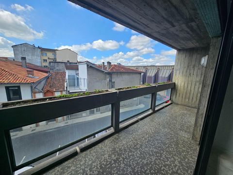 Situé à Saint-Gaudens, cet appartement de type 3 offre un cadre de vie agréable au cœur de la ville. Proche des commodités, ce bien bénéficie d'une localisation pratique pour profiter pleinement des services offerts par le quartier. Venez découvrir c...