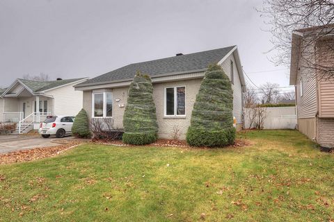 Cette maison, entretenue avec soin et passion, allie confort et modernité. Elle offre 3 chambres à coucher, une belle piscine creusée, et bénéficie d'un emplacement idéal, à deux pas de tous les services, dans un quartier calme et familial. Son terra...