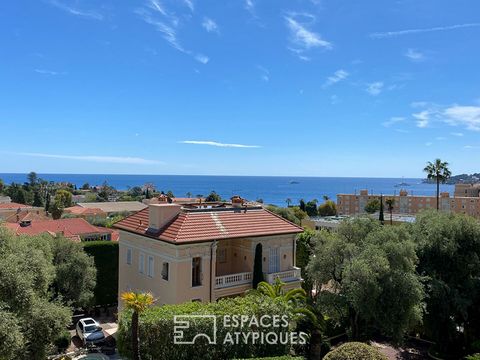 Très bel appartement traversant de 74,07 m2, lumineux et spacieux, niché dans un immeuble classique des années 70, offrant une vue exceptionnelle sur la mer Méditerranée, la baie des fourmis et la mythique villa Kérylos jusqu'à la presqu'île de St Je...