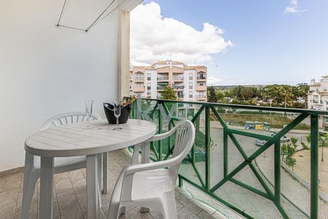 Por que é que este apartamento é perfeito para si? Seja para criar memórias em família, aproveitar o melhor da vida no Algarve, ou como um investimento rentável em alojamento local (já possui licença AL), este imóvel oferece tudo o que você precisa, ...