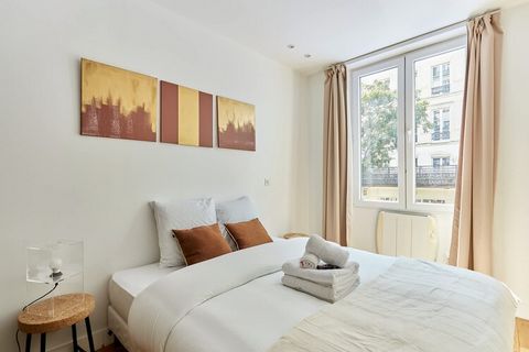 Charmante 3-Zimmer-Wohnung im Zentrum von Paris im 1. Arrondissement, nur wenige Schritte von der Rue de Rivoli entfernt, die für ihre vielen lebhaften Geschäfte und Restaurants bekannt ist. Sie sind von trendigen Cafés und Restaurants umgeben und nu...