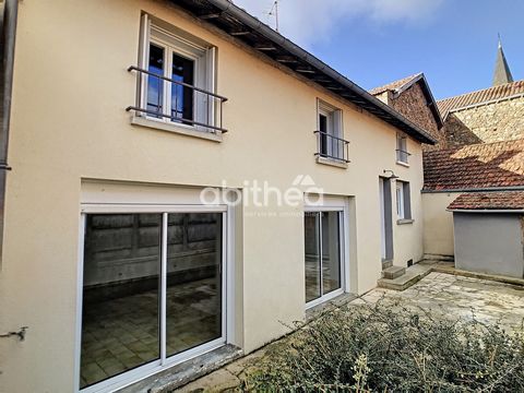 In the center of Massignac (Lac de Haute Charente region) 2 minutes walk from the shops, come and discover this renovated house of 135 m2, ideal for a family. Once your car is parked under the carport, you will enjoy the outdoors thanks to a courtyar...