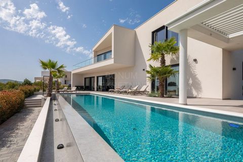 For sale is a villa in a peaceful area of Vodice. It extends over two floors with a total usable area of 332.92 m² and is situated on a plot of 811 m². Upon entering, a spacious garage leads you into a well-designed interior. Here you will find an en...