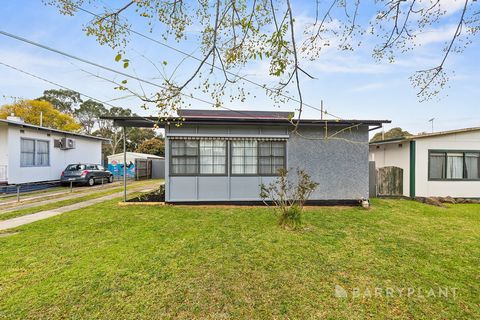 Bienvenue dans cette impressionnante résidence à deux étages conçue dans un souci d’espace, de confort et de polyvalence. Offrant huit chambres au total, cette maison est parfaite pour les familles nombreuses ou les investisseurs avisés à la recherch...