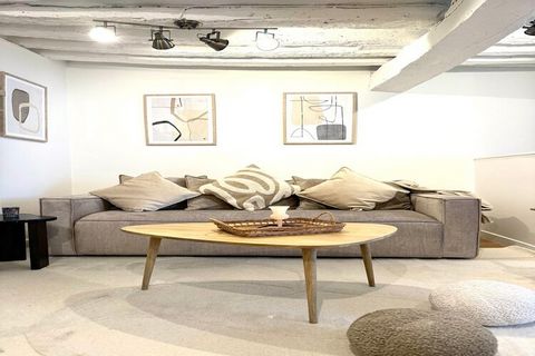 Appartement cosy, 1 chambre et 1 salle de bain, merveilleusement situé à proximité de Saint-Germain des prés. Vous serez plongé au cœur de la capitale avec de nombreux magasins et restaurants phares, comme le Café de Flore, la cathédrale Notre Dame d...