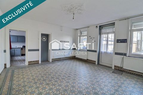 Maison semi-mitoyenne au potentiel de 110m2 hab., cour, garage et dépendance. En centre ville.