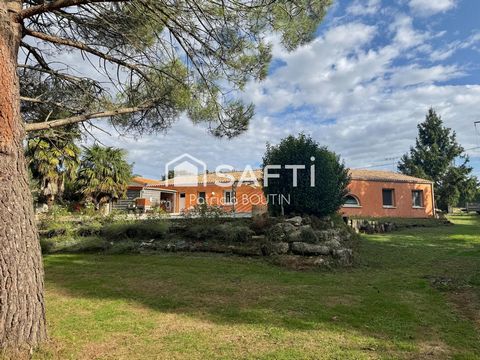PAVILLON 4 CHAMBRES GARAGE ET PISCINE A VOUILLE ! Venez découvrir à Vouillé, village à moins de 10 minutes de Niort, cette belle propriété d'environ 124 m2 avec une vue magnifique sur son terrain clos et sans vis-à-vis de plus de 3000 m2 avec garage,...