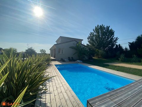 Maison avec piscine et grand garage.