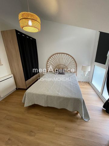 Situé à Ploemel (56400), cet appartement bénéficie d'un environnement agréable dans un parc arboré avec piscine à moins de 5mn de toutes les commodités. Construit en 1992 ce T2 de 42 m2 se trouve au 1er étage entièrement rénové avec gout dispose égal...