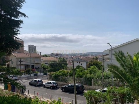 Excellente opportunité d'investissement Appartement de 3 chambres avec vue dégagée à Monte de Abraão Nous vous présentons cet appartement de 3 chambres avec 88 m² de surface utilisable, situé dans un quartier calme de Monte de Abraão, avec une vue dé...