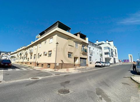 Nous vous présentons ce magnifique duplex situé dans l'un des quartiers les plus recherchés d'Alhaurín de la Torre, idéal pour les familles ainsi que pour ceux qui recherchent le confort et la proximité de toutes les commodités. Le rez-de-chaussée co...
