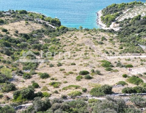 An exclusive 11,000 m² seaside plot of land is for sale in Dalmatia, which, due to its size, location and immediate proximity to the sea, represents a rare and unique opportunity on the market. Most of the land is located outside the construction zon...