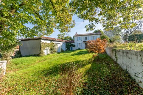 Roumazeries Loubert - Maison de deux chambres avec granges, possibilité de gîte, terrain et proche du lac