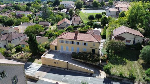 Magnifique demeure en plein cur d'un des plus beaux villages médiéval du Périgord dans un village classé, où chaque pierre raconte une histoire