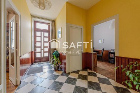 Authenticité et beaucoup de charme pour cette demeure coeur de ville.